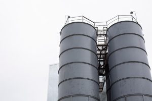 مقایسه مخازن استیل ضد زنگ و کربن استیل برای ذخیره‌سازی مواد شیمیایی