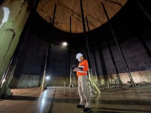 بازرسی مخزن استیل توسط تکنسین ماهر برای جلوگیری از خرابی‌های احتمالی.