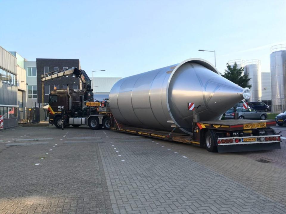 حمل و جابهجایی ایمن مخازن استیل با استفاده از تجهیزات پیشرفته