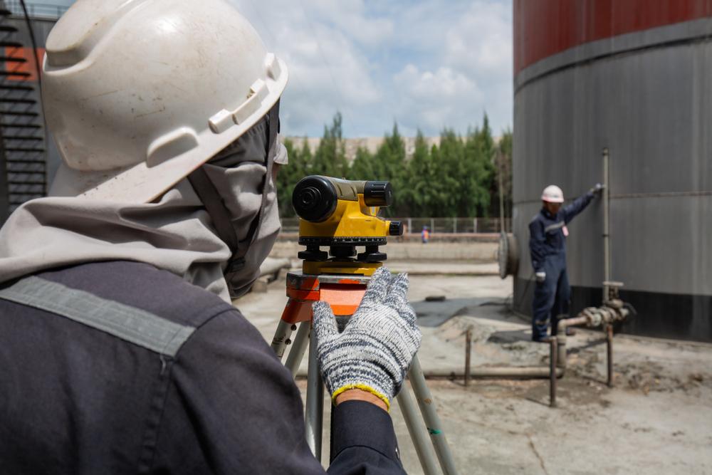 بازرسی مخزن استیل توسط تکنسین ماهر برای جلوگیری از خرابی‌های احتمالی