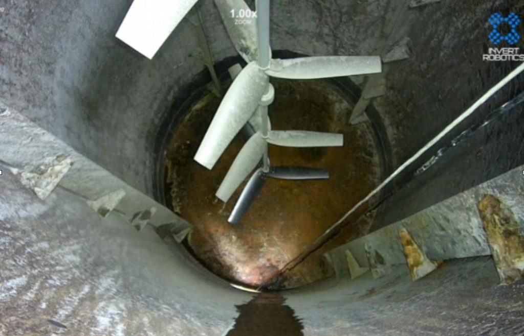 بازرسی مخزن استیل توسط تکنسین ماهر برای جلوگیری از خرابی‌های احتمالی