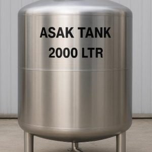 مخزن استیل براق با ظرفیت 2000 لیتر قرارگرفته روی سه پایه فلزی